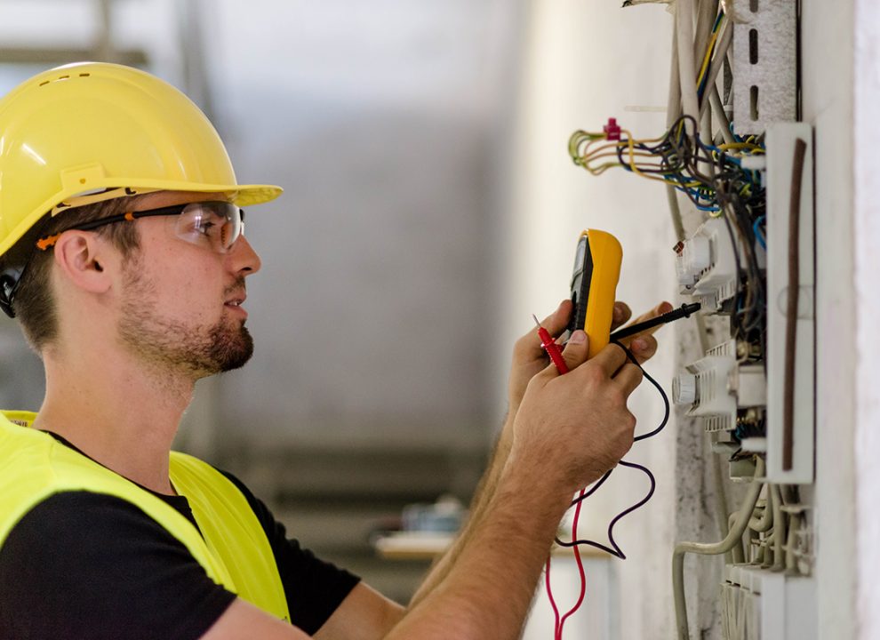 How to choose an electrician?